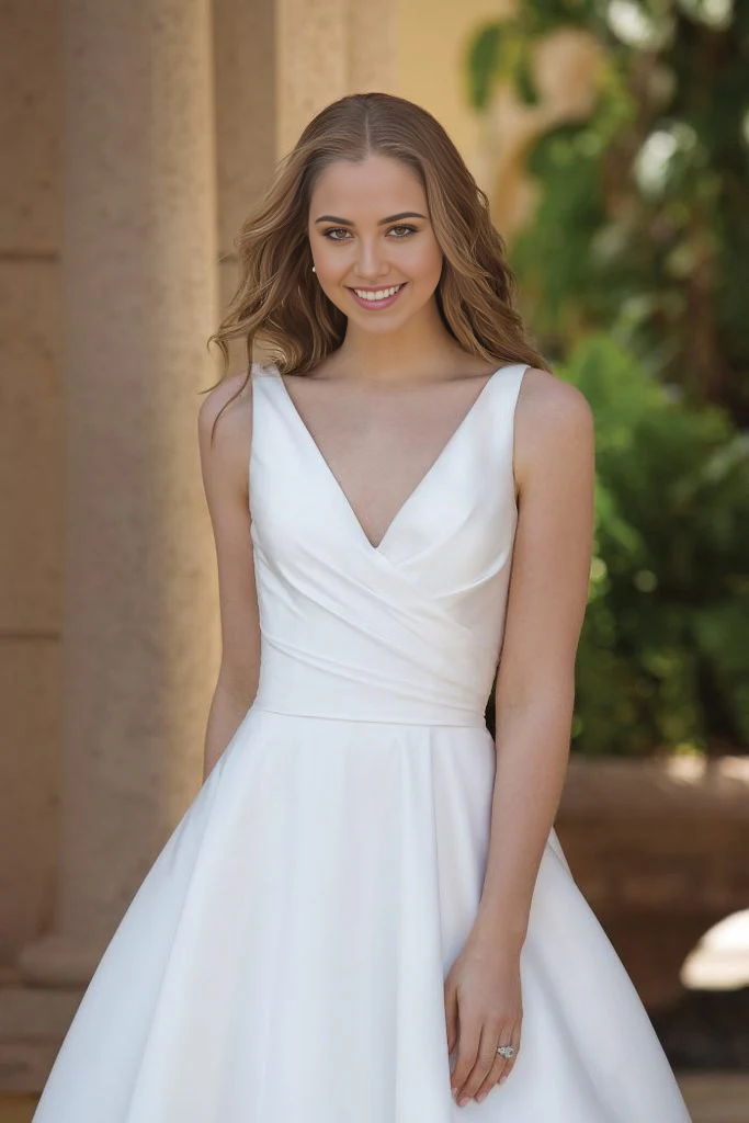 Vestidos de novia elegantes de satén con escote en V y corte A para playa